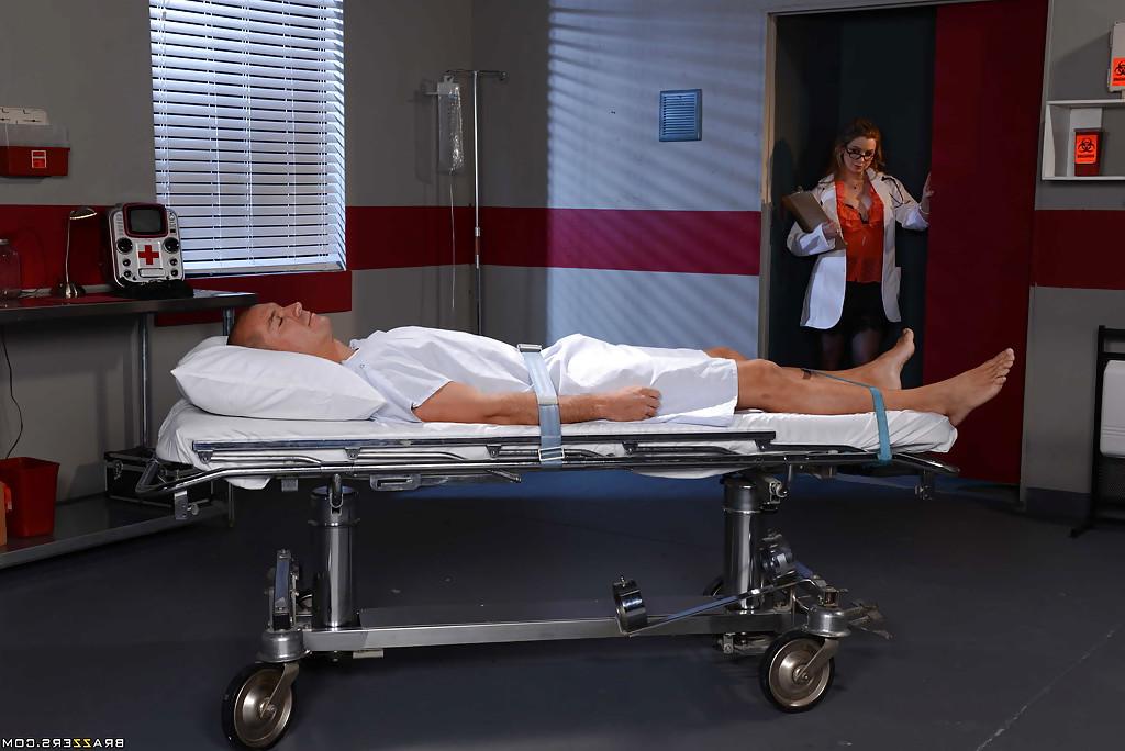 16P Nerdy doctor Sunny Lane takes cumshot on face from patient in hospital room