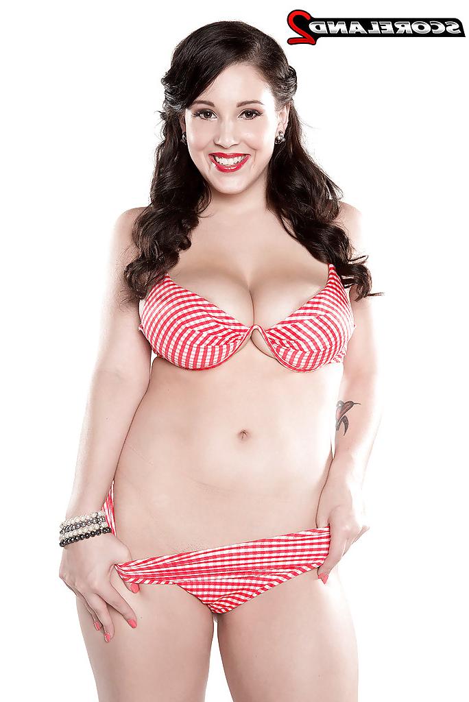 16P Chunky brunette chick Noelle Easton oiling hooters after freeing them from bra