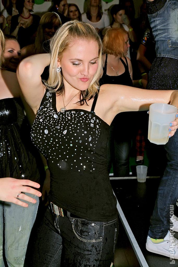 16P Slutty amateurs spend some good time with male strippers at the party