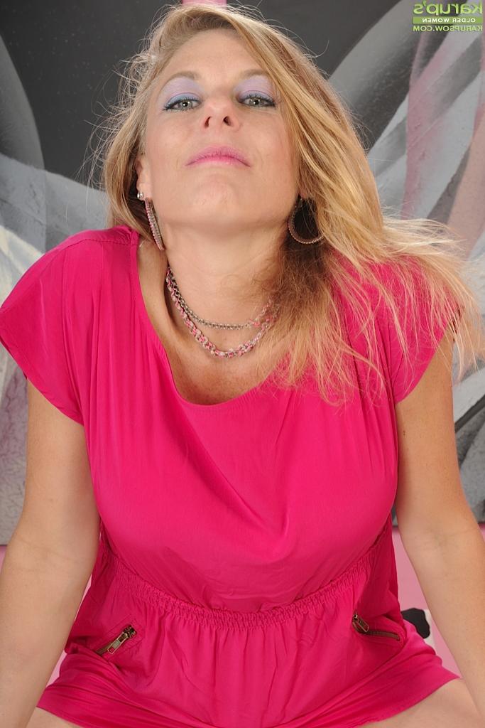 16P Milf slut with big tits Madison Paige is posing in high heels