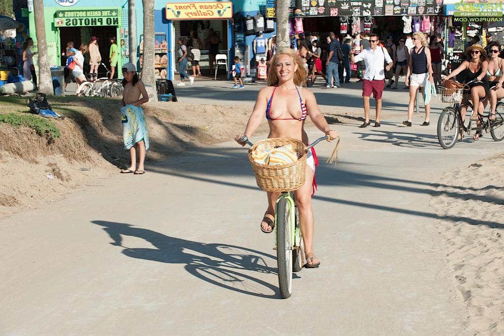 12P Older blonde babe Stevie Lix letting boobs free from bikini on beach