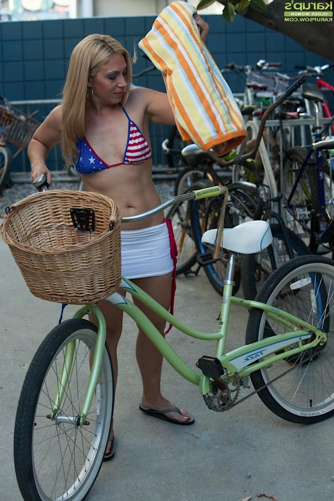 12P Older blonde babe Stevie Lix letting boobs free from bikini on beach