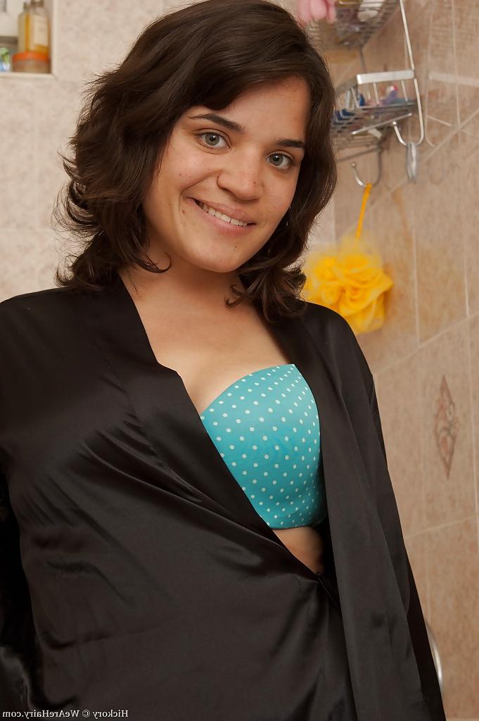 16P Busty brunette babe Hickory stripping and posing in the bath