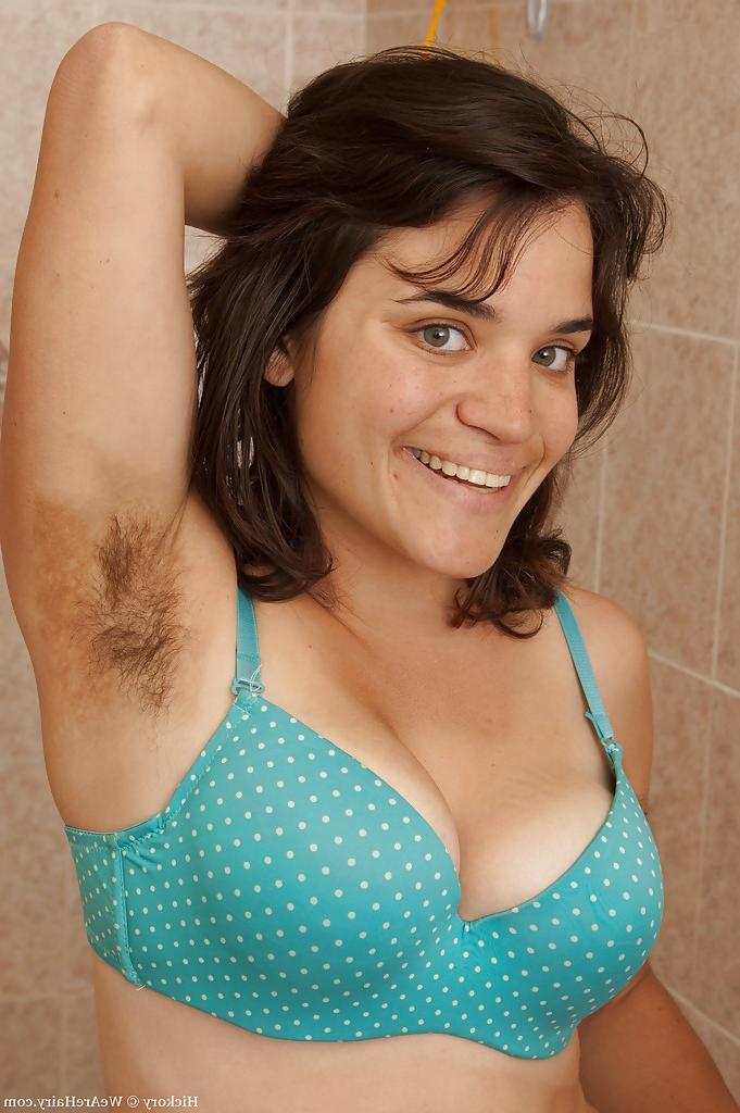 16P Busty brunette babe Hickory stripping and posing in the bath