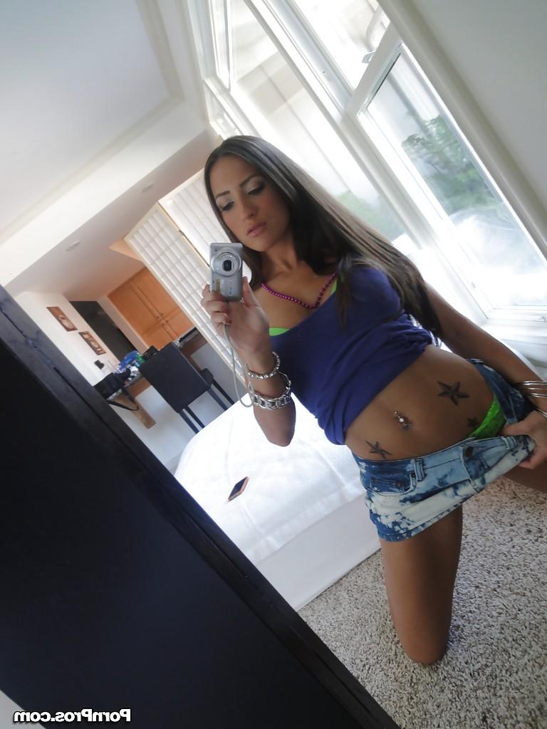 16P Spicy girlfriend Lizz Tayler is posing on the camera so sexy