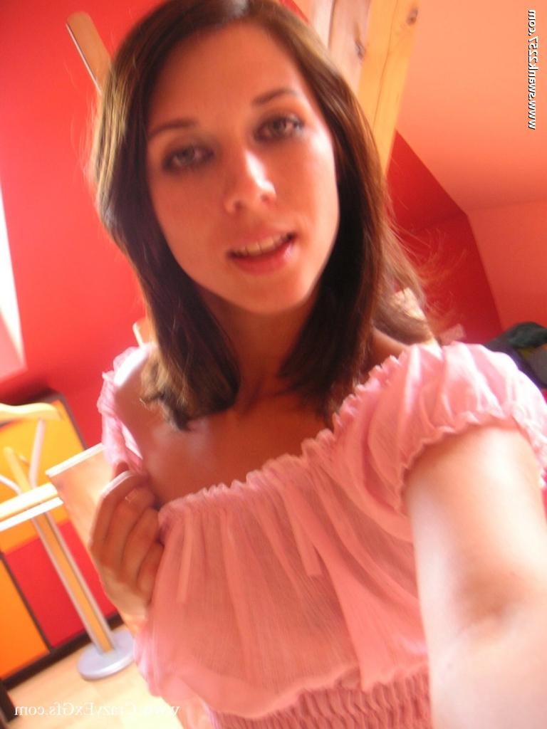 16P Sweet babe with pretty face stripping and picturing herself