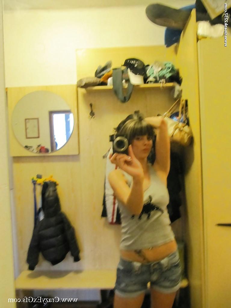 16P Sweet girlfriend Mellie gets some naked self shots in the mirror