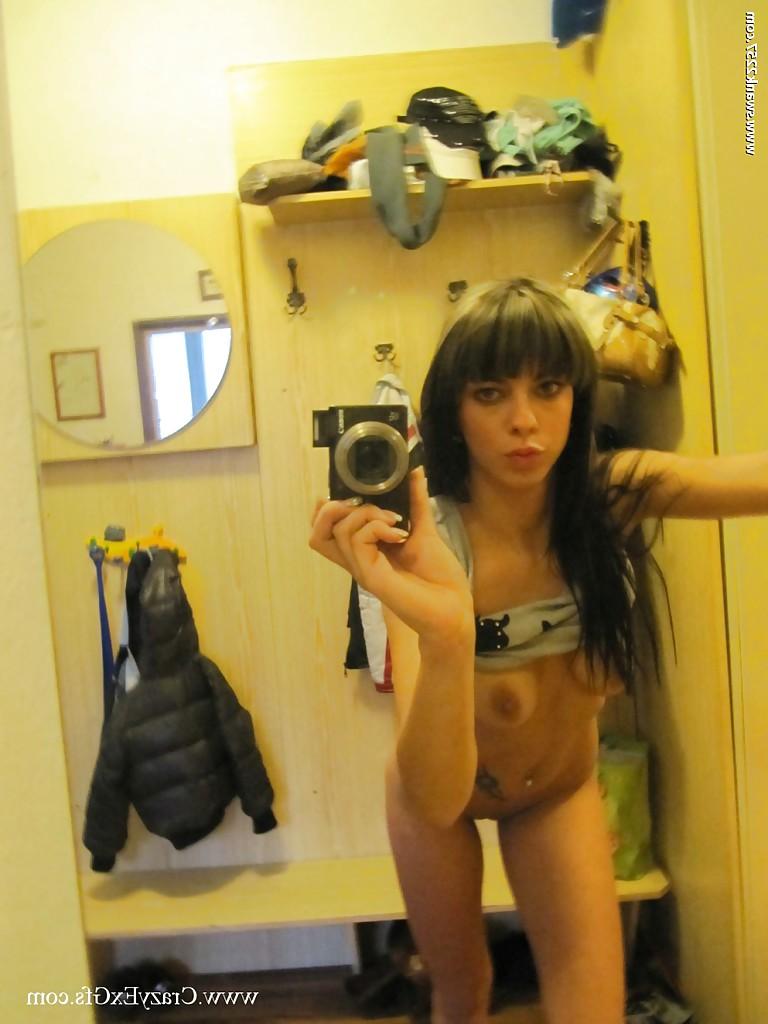 16P Sweet girlfriend Mellie gets some naked self shots in the mirror
