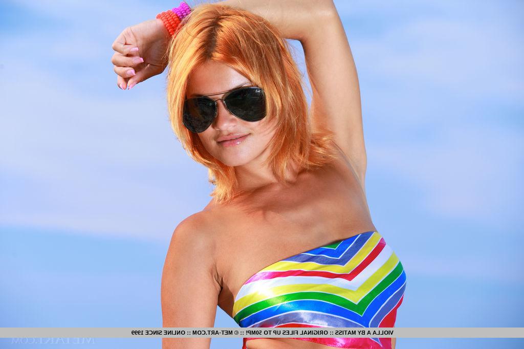 18P Hot shaved Violla A in high heels & bikini stripps to pose naked at the beach