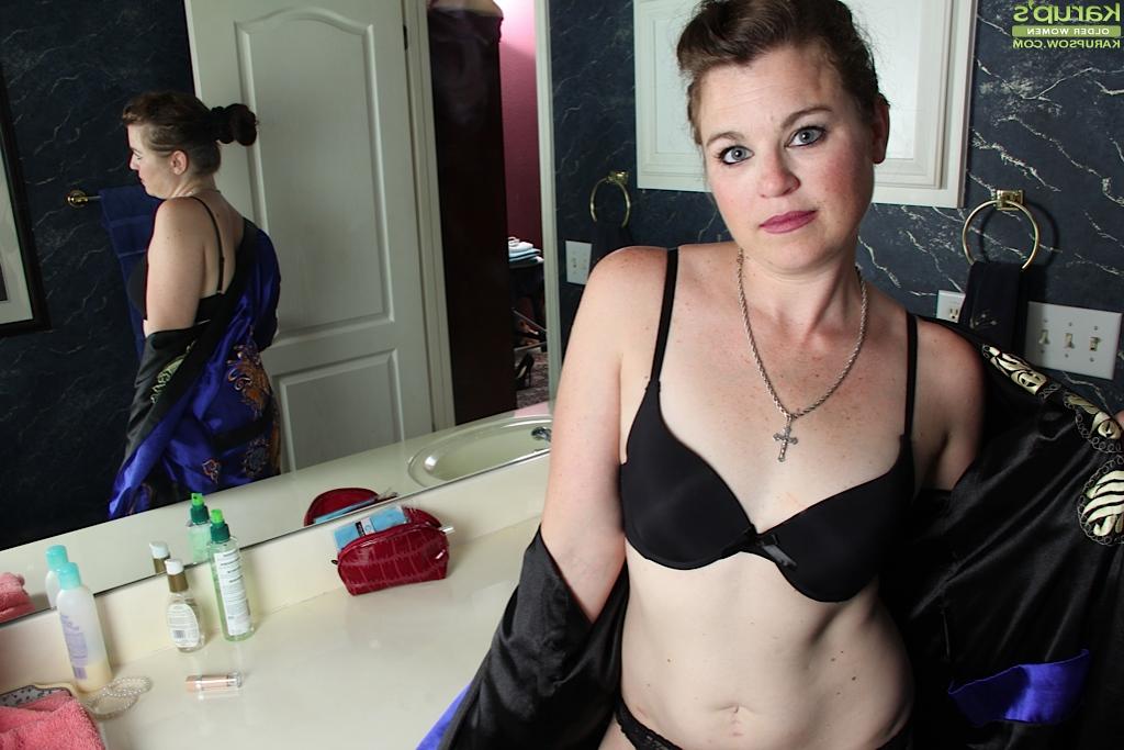16P Babe milf Alixx Smith spreads her legs and rubs pussy in the bath