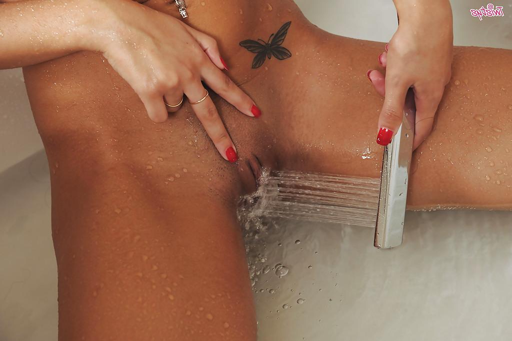 16P Immensely hot brunette performs a sizzling masturbatting scene in the bath