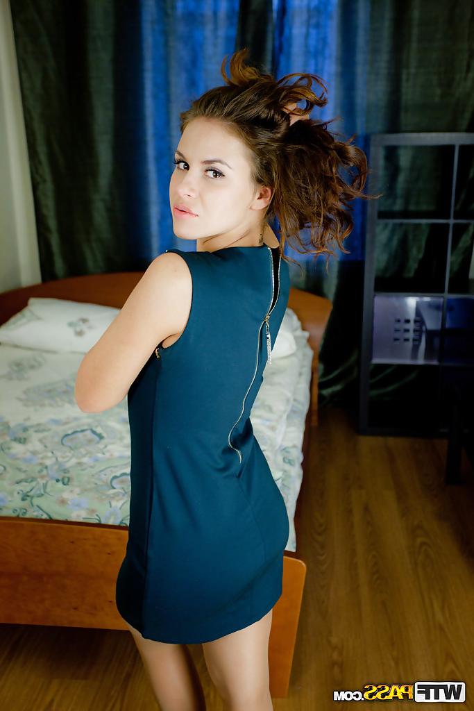 16P Amateur chick Emma Brown unzips to pose for nude modeling session