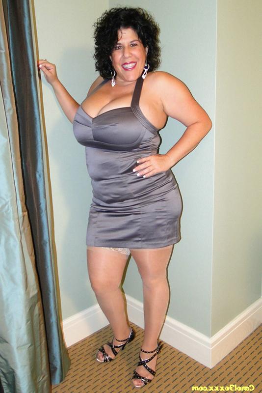 12P Busty mature Carol Foxxx spreading her cunt and fondles her massive tits