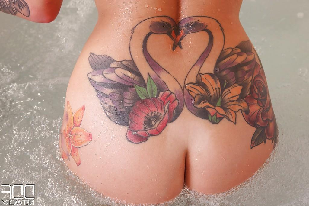 16P Daniella Mae, une fille solo tatouée, dévoile ses gros seins en bikini dans la salle de bain.