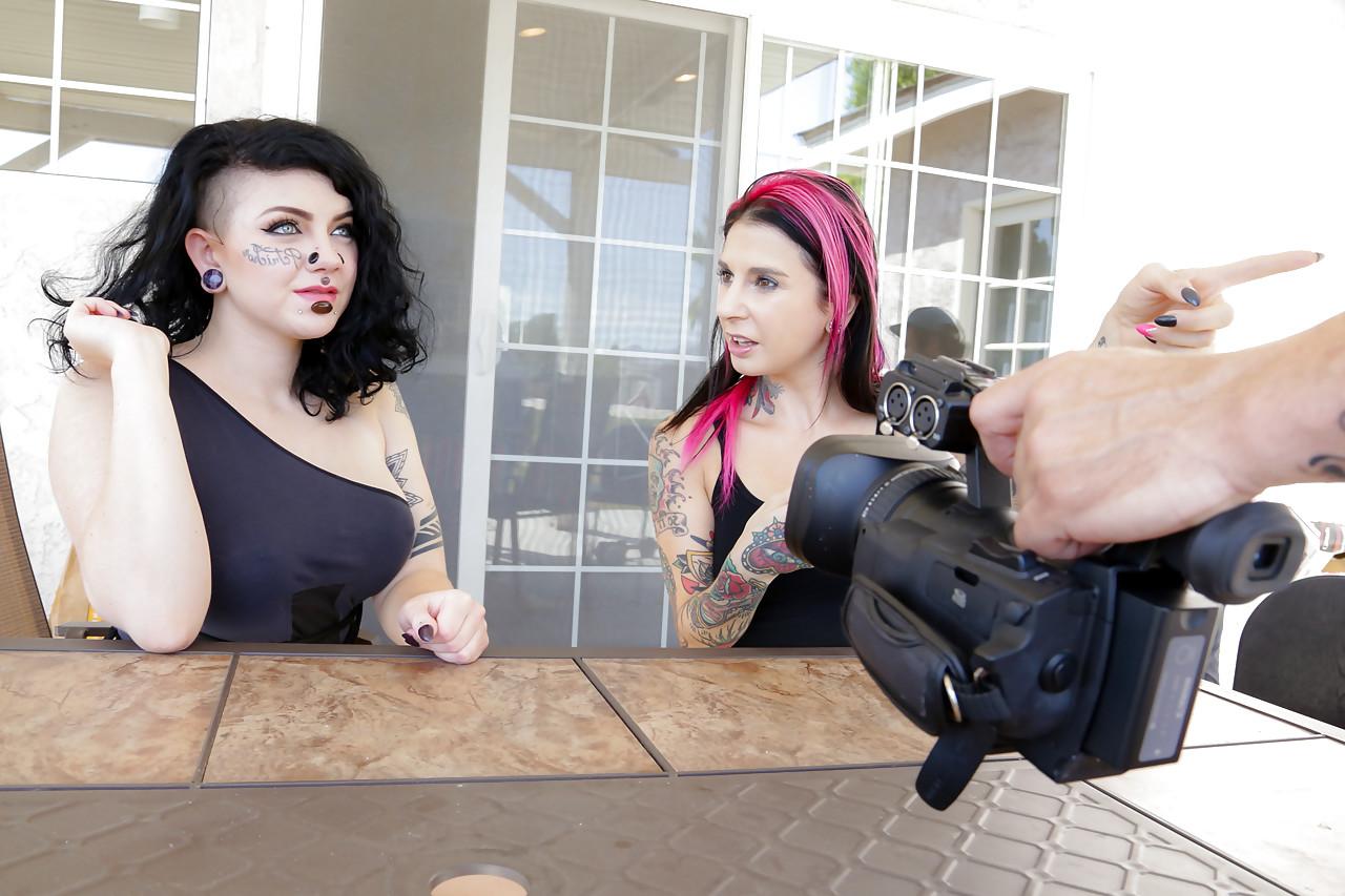 15P Tattooed pierced MILF Luna Lavey pinches nipples and gives sexy tit job