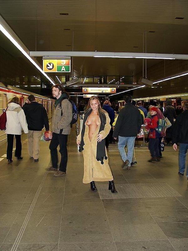 25P PUBLIC NUDITY: FLASHING TITS & CUNT