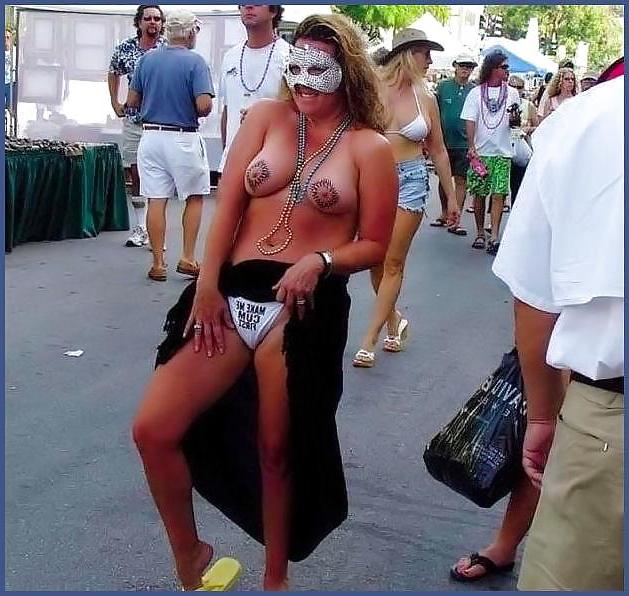 25P PUBLIC NUDITY: FLASHING TITS & CUNT