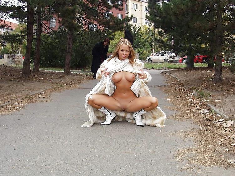 25P PUBLIC NUDITY: FLASHING TITS & CUNT