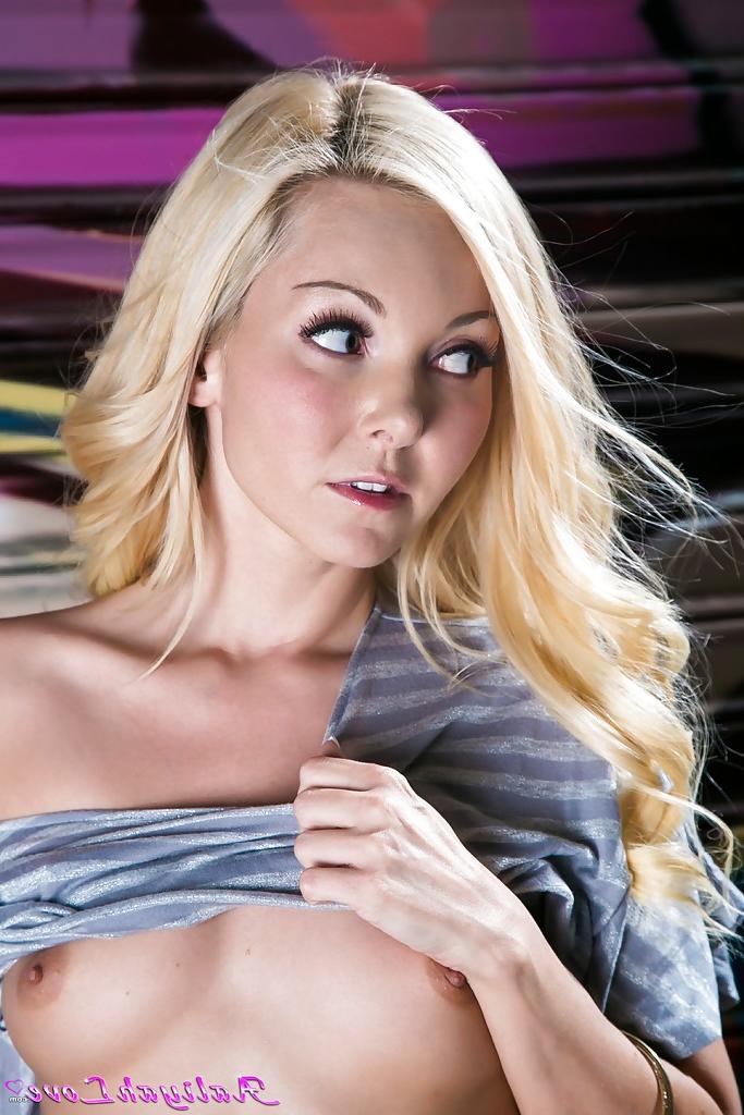 16P Amateur babe with blonde hair Aaliha Love shows off her pornstar pussy