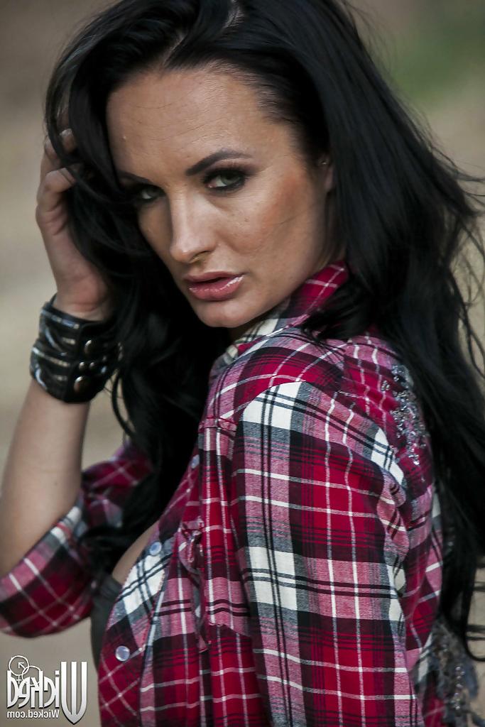 16P Stunning brunette babe with big tits Alektra Blue stripping outdoor