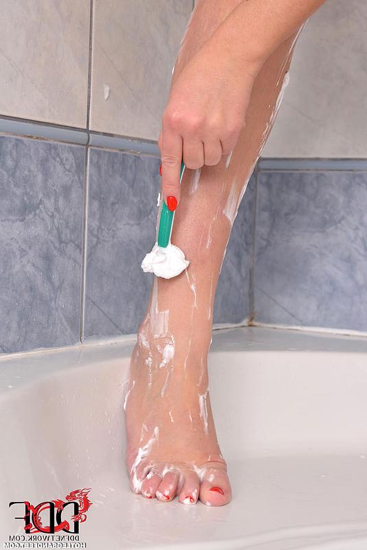 16P Busty babe Alexis Crystal displaying sexy feet while shaving legs in shower