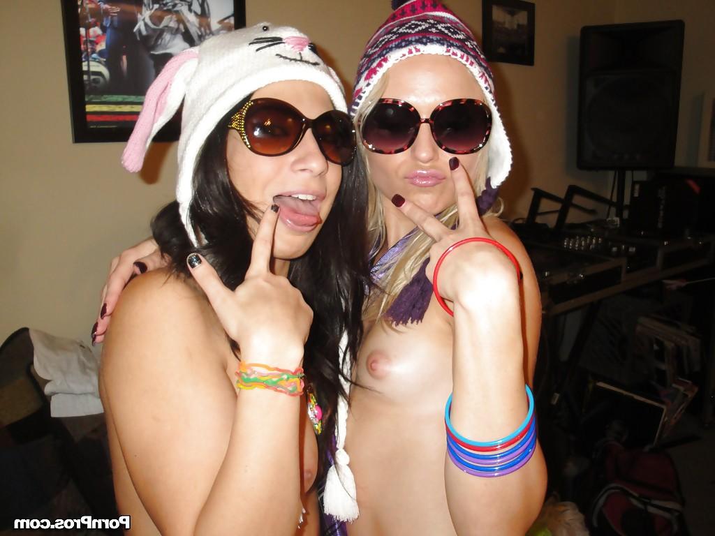 16P Real life dykes Natalia Royge & Allie Jordan finger twats after gaming session
