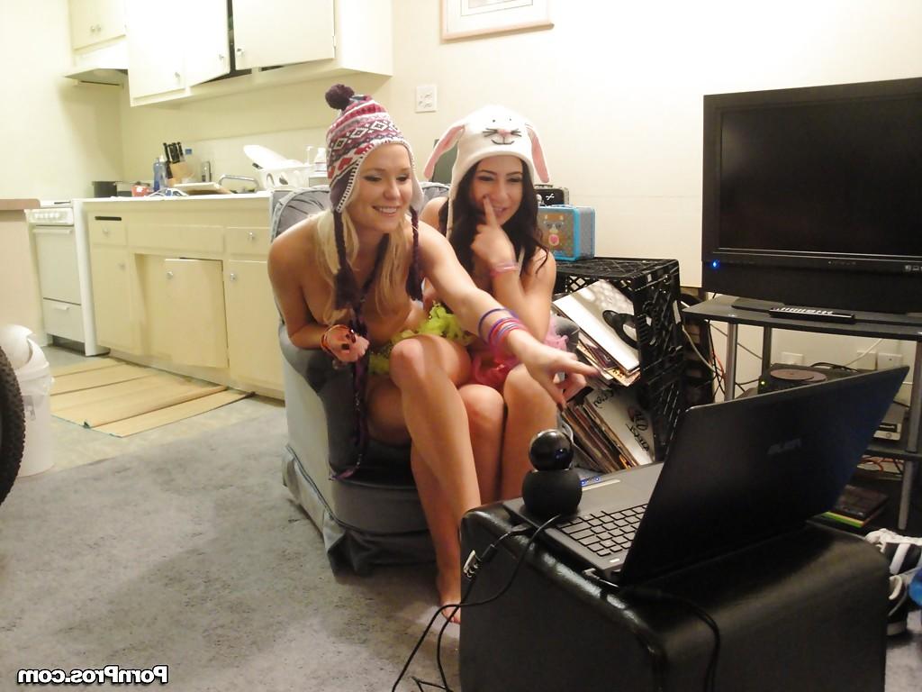 16P Real life dykes Natalia Royge & Allie Jordan finger twats after gaming session