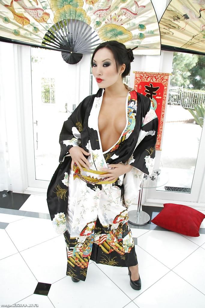 16P Asian minx Asa Akira taking off her kimono and exposing her inviting cunt