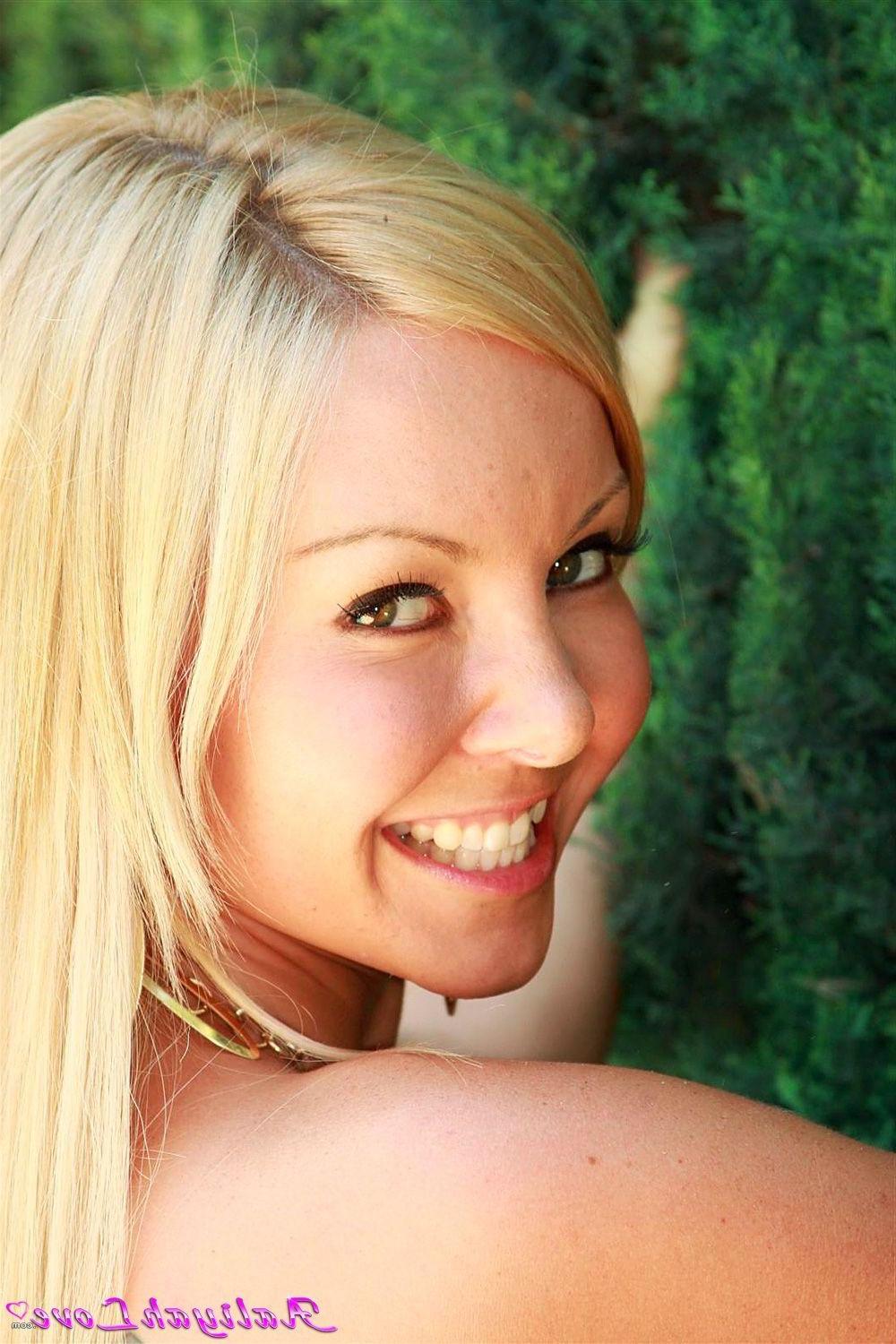 20P Pictures of Aaliyah Love being a naughty girl outside