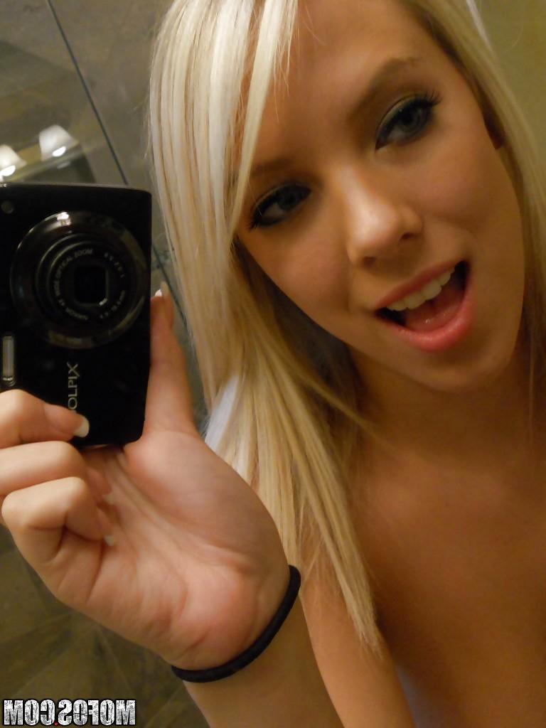 12P Naked hottie with big tits Britney Beth picturing herself in the bath