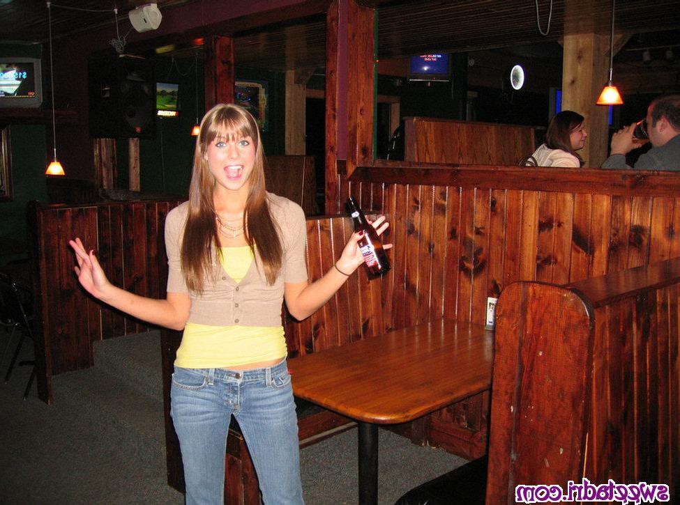 16P Die süße Adri zeigt dir in einer Bar ihre kleinen Titten