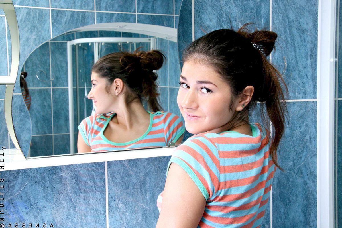 15P Pictures of teen girl Agnessa taking a hot bath