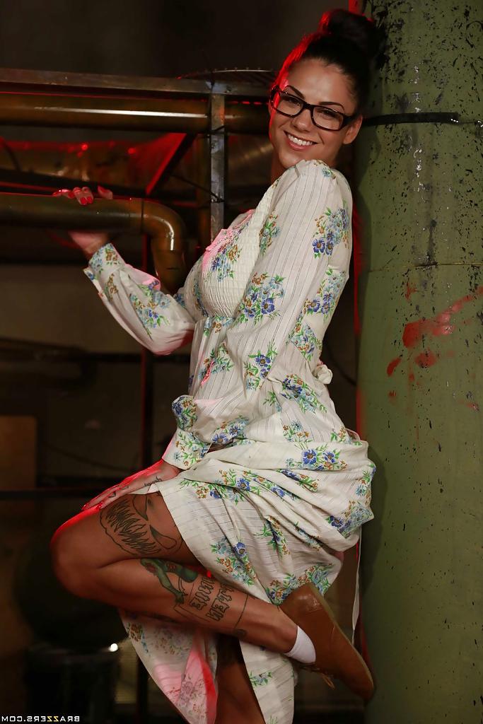 16P Tattooed babe with big tits and long legs Bonnie Rotten shows off