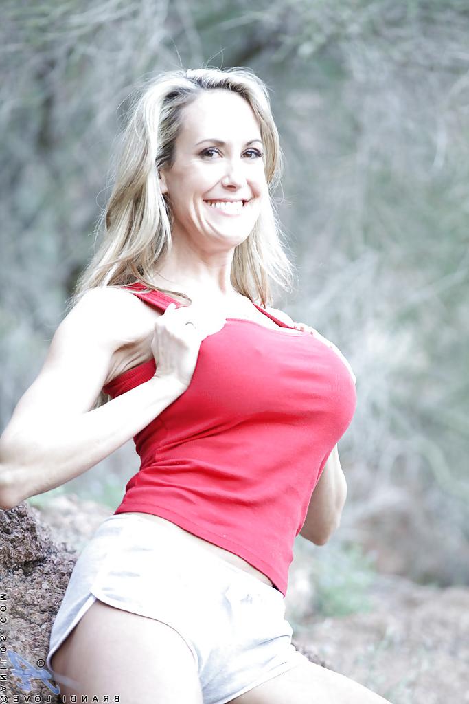 16P Blonde beauty with big tits Brandi Love is showing her perfect body