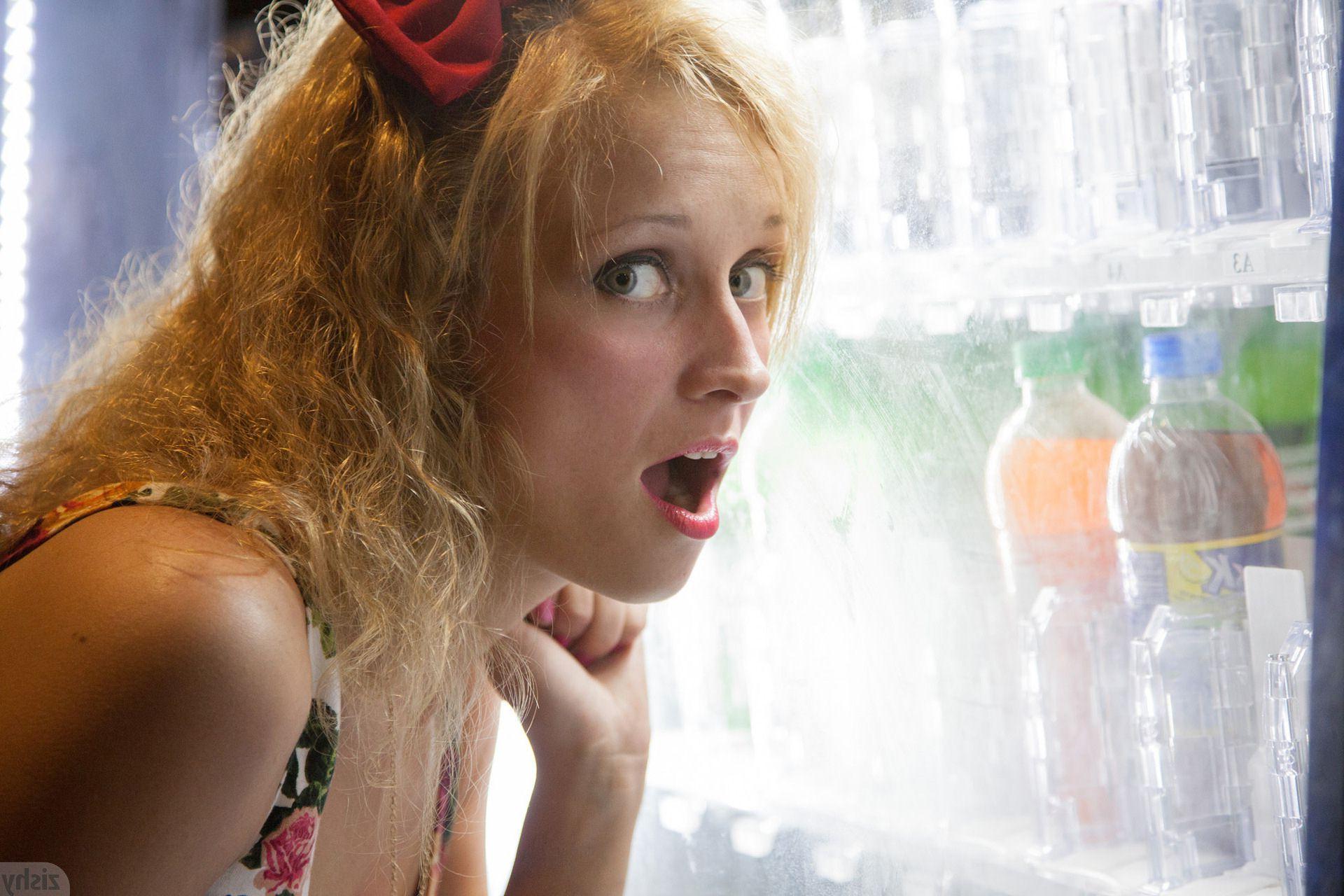 12P Blonde hottie Alice Wonder has fun out and about