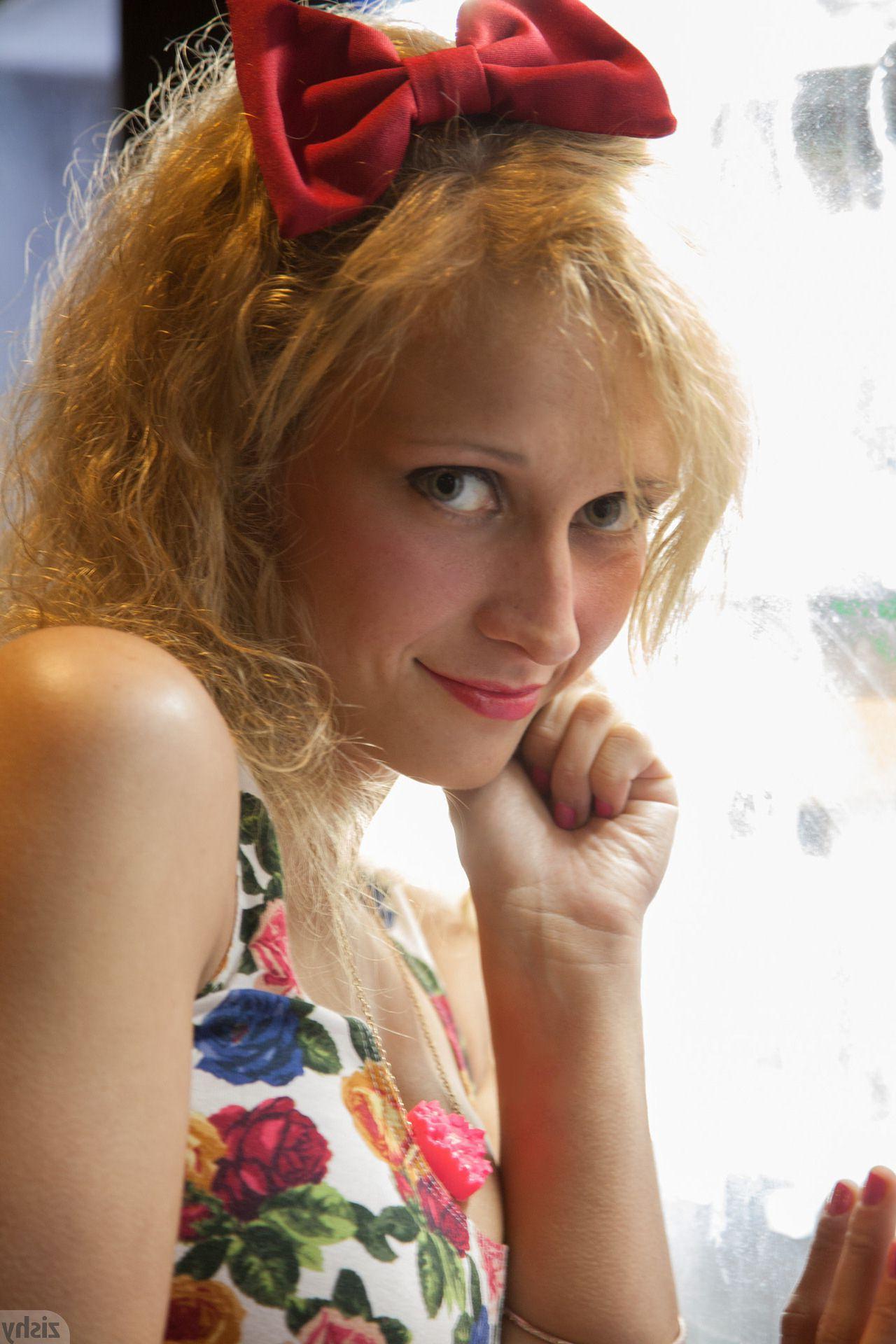 12P Blonde hottie Alice Wonder has fun out and about