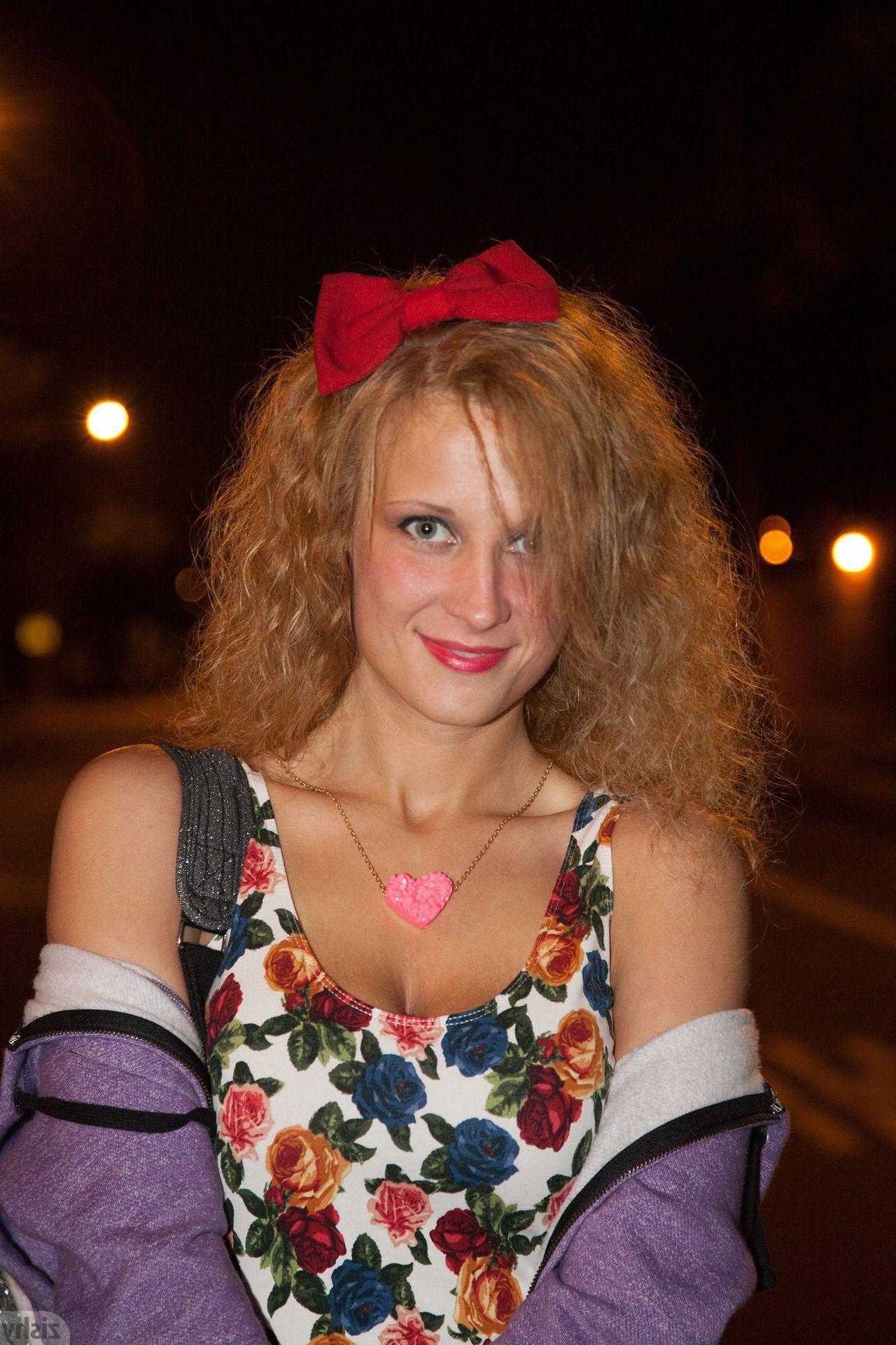 12P Blonde hottie Alice Wonder has fun out and about