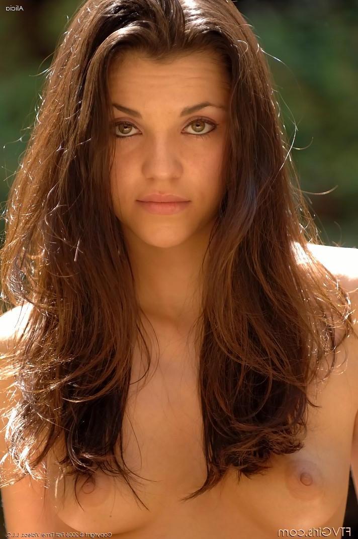 20P Pictures of a hot teen girl showing off her pussy