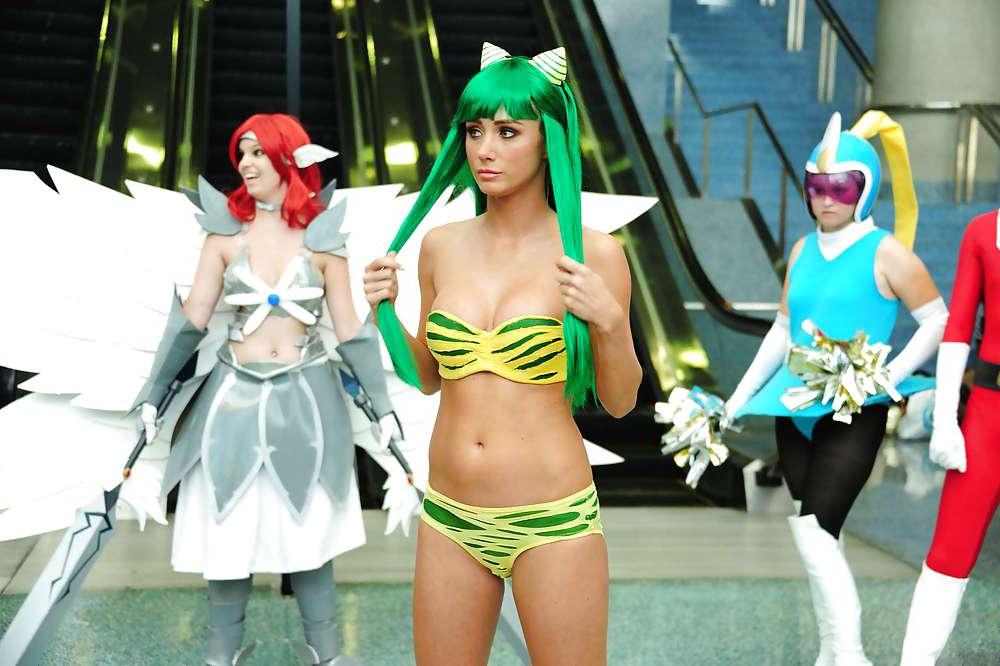 17P Sara Jean Underwood Sexy Anime Expo