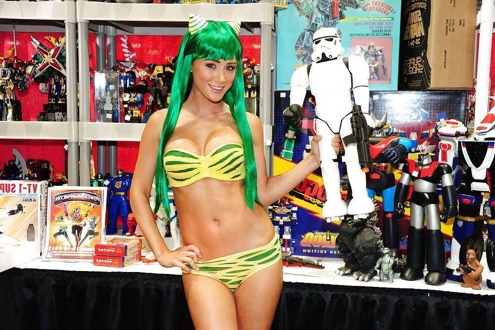 17P Sara Jean Underwood Sexy Anime Expo