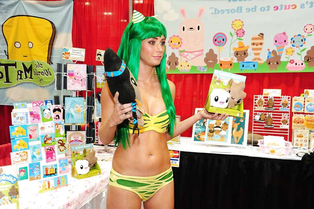 17P Sara Jean Underwood Sexy Anime Expo