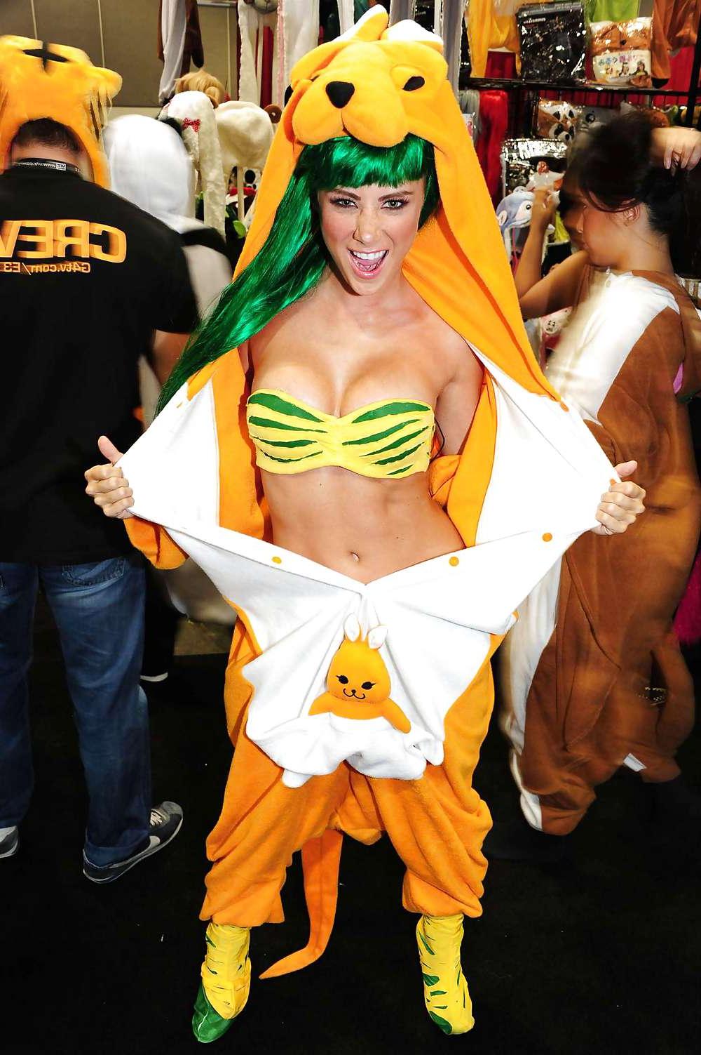 17P Sara Jean Underwood Sexy Anime Expo