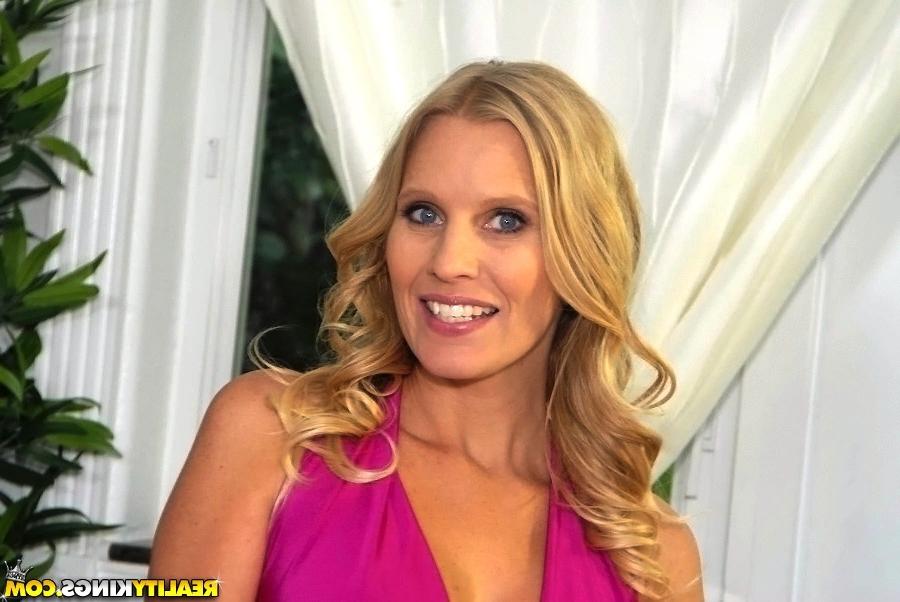 16P Close up posing scene featuring blonde milf with big tits Brianna Ray