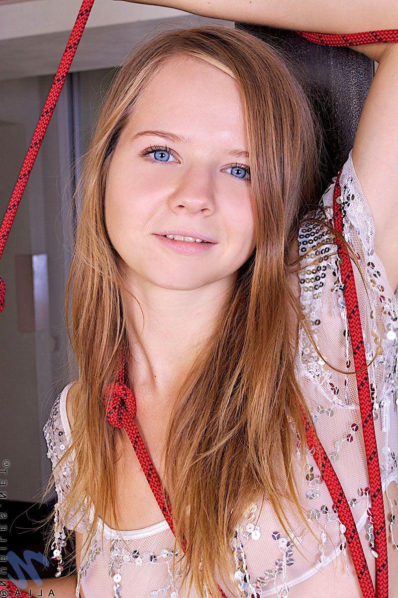 20P Pictures of teen girl Alla teasing with her hotness
