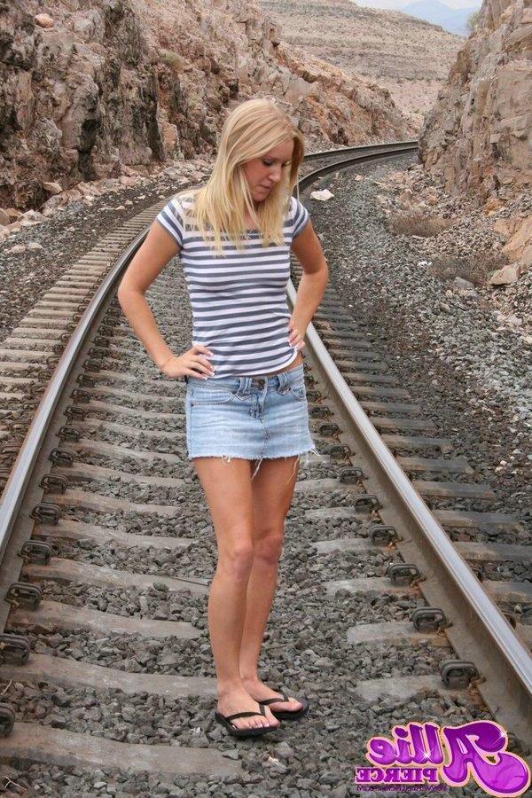 16P Pictures of teen girl Allie Pierce exposing herself outside