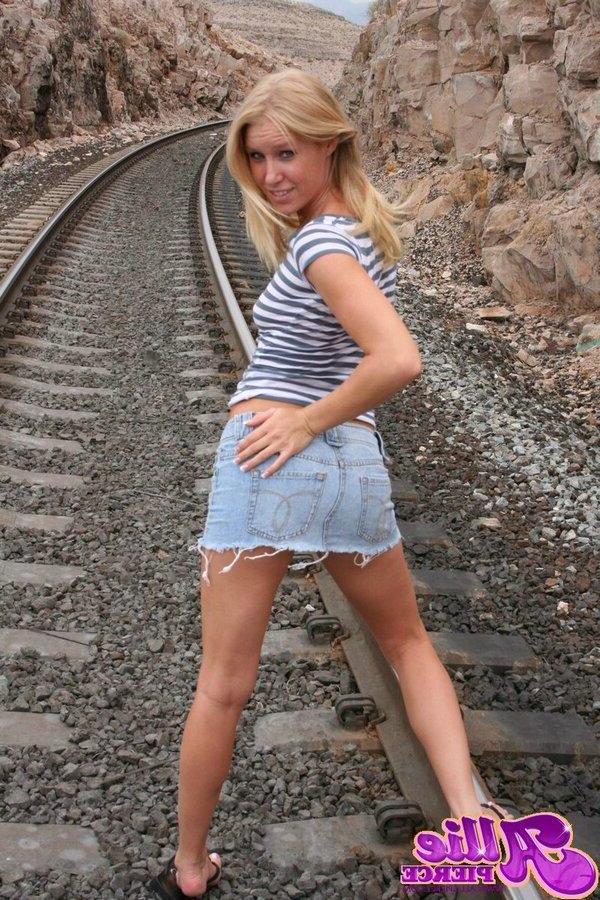 16P Pictures of teen girl Allie Pierce exposing herself outside