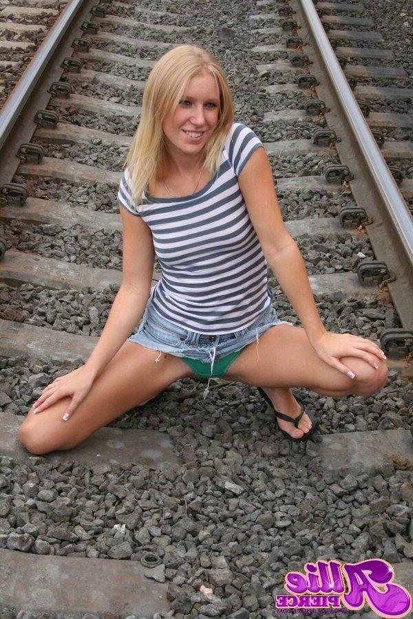 16P Pictures of teen girl Allie Pierce exposing herself outside