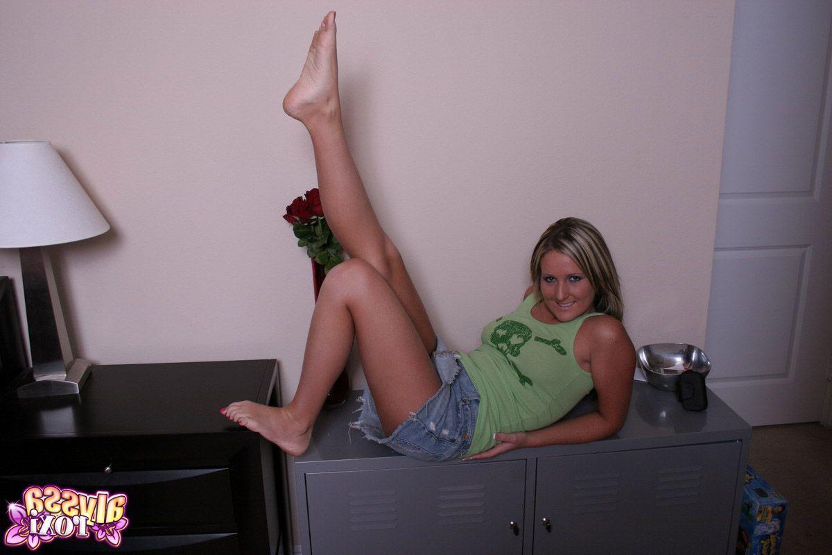 20P Pictures of teen Alyssa Roxi stripping for fun in the living room