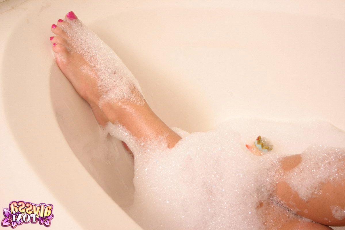20P Pictures of teen girl Alyssa Roxi getting hot and wet