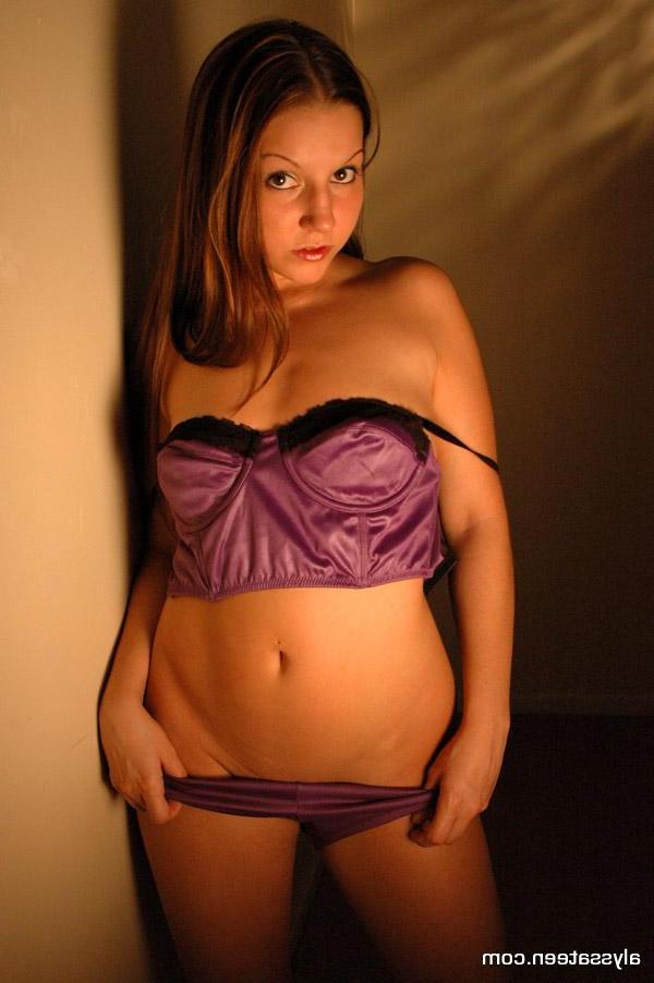 15P Pictures of teen girl Alyssa Teen wearing some hot lingerie for you